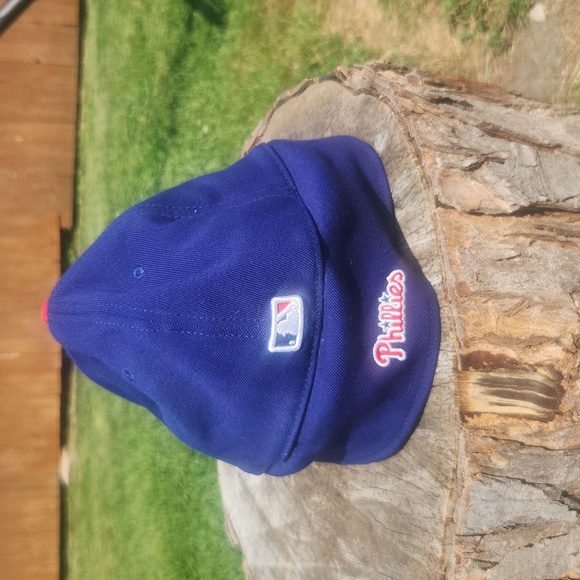NEW ERA PHILLIES WINTER HAT - Picture 3 of 6